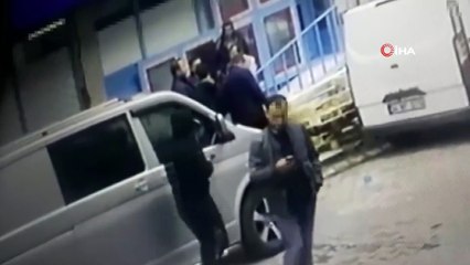 Park halindeki minibüslerden cep telefonu hırsızlığı kamerada