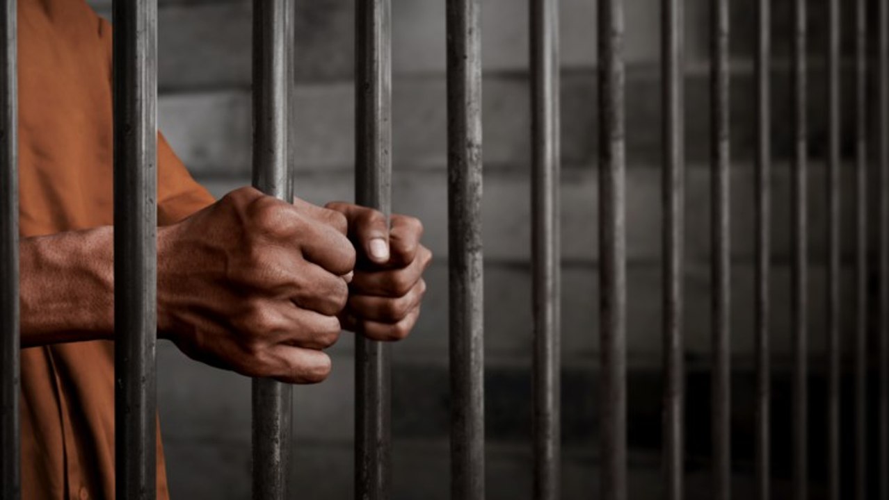 Un détenu en cavale fait quelque chose d'incroyable pour narguer le directeur de la prison