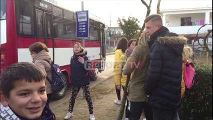 Download Video: Protestë në Fier, nxënësit dhe mësuesit në Darëzezë: Rrimë në këmbë në autobus, s'ka ngrohje e frena