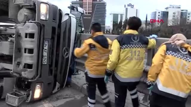 Beton mikseri otomobilin üzerine devrildi