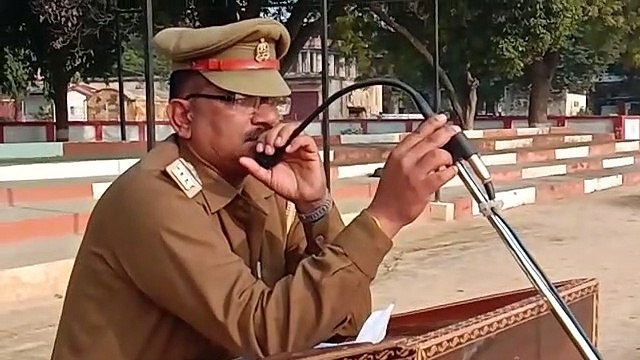 इटावा में 26 जनवरी को लेकर पुलिस को दी जा रही ट्रेनिंग