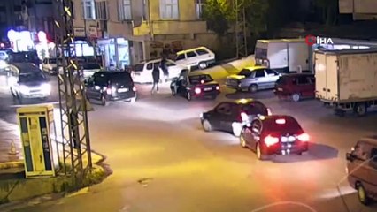 Aniden yola çıktı, seyir halindeki otomobil yayaya böyle çarptı