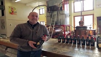 Ladistillerie Pernot édite 10 séries limitées de 1.000 bouteilles avec des étiquettes de Modigliani pour commémorer le centenaire de sa mort