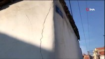 Manisa'daki deprem sonrası binalarda çatlaklar oluştu