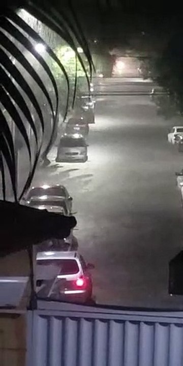 Chuva forte em Jardim Camburi na noite desta quarta-feira (22)