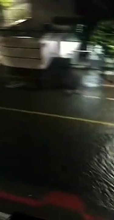 Rua Carlos Martins fica completamente alagada por conta da forte chuva nesta quarta (22), em Jardim Camburi