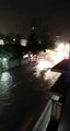 Rua Carlos Martins fica completamente alagada por conta da forte chuva nesta quarta (22), em Jardim Camburi