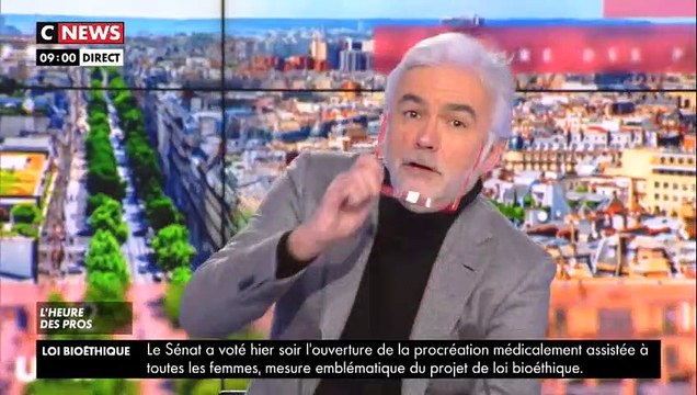 Welcome zis mornigue : Pascal Praud se moque de l'accent anglais d'Emmanuel Macron dans L'heure des pros