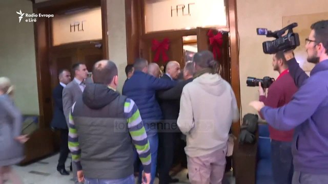 Ligji i Fesë/ Kryeministri Markoviç i ofron bisedime Kishës Ortodokse Serbe