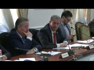 Ora News - Bashkim Fino akuza Ulsi Manjës: Po shkel rregulloren, kam të drejtën time të flas