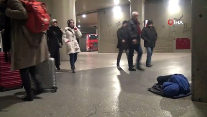 Taksim Metrosunda Uyuyan Çocuk Yürekleri Sızlattı