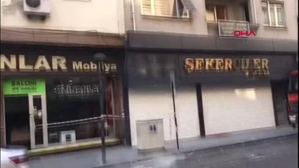 Manisa depremin ardından akhisar'da bazı binalarda çatlak oluştu; itfaiye tehlikeli parçaları...