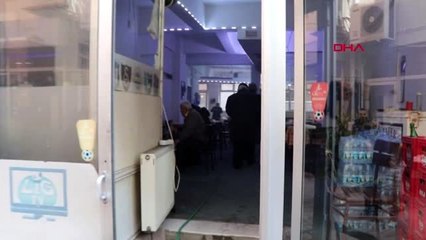Denizli yangında dumana rağmen tavlaya devam ettiler