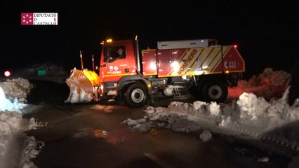 Los bomberos se centran en abrir segundas vías de comunicación