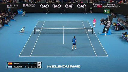 Le bisou de Nadal à une ramasseuse de balle pour s'excuser d'un retour en pleine tête