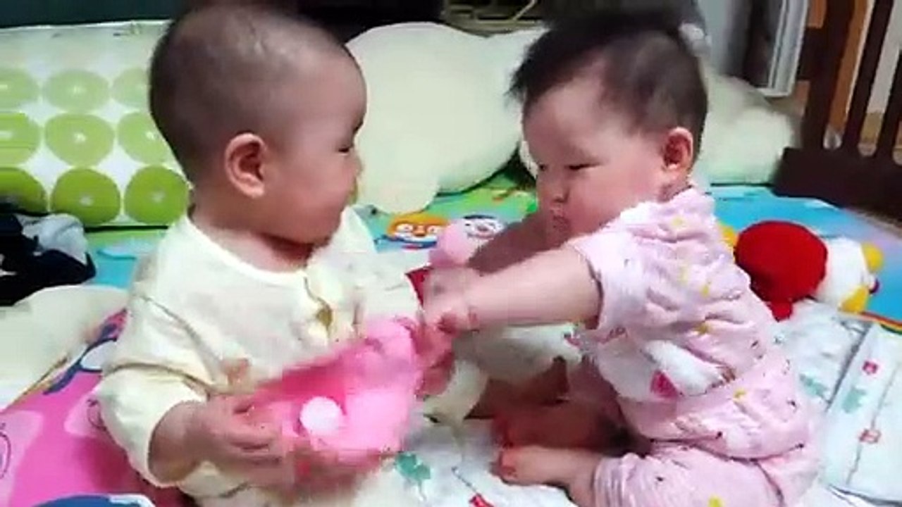모자는 내꺼라구Watch the video of what babies do with each other