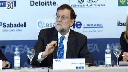 Rajoy bromea sobre su candidatura a la Federación de Fútbol: "He venido a hablar de mi libro"