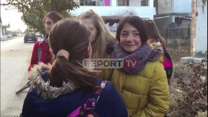 Protestë në Fier, nxënësit dhe mësuesit në Darëzezë: Rrimë në këmbë në autobus, s'ka ngrohje e frena