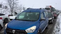 Yoğun kar yağışı sonrası Karabük - Gerede karayolu trafiğe kapandı, kilometrelerce uzun kuyruk oluştu