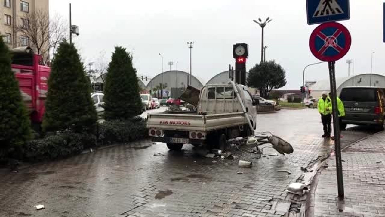 Aydınlatma direği, şiddetli rüzgar sonucu kamyo...