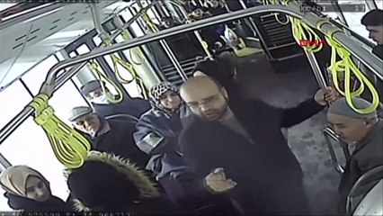 Halk otobüsünde sürücü ve yolcu kavgası kamerada