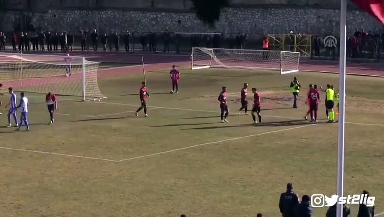 Le même pénalty arrêté trois fois de suite, la fin surréaliste de ce match de football