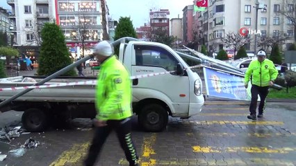 Giresun’da etkili olan fırtına elektrik direğini yerinden söktü