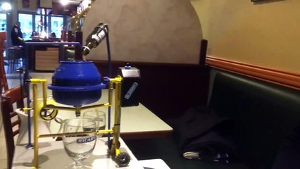 Il invente une bétonnière à Ricard qui sert des verres à l'unité