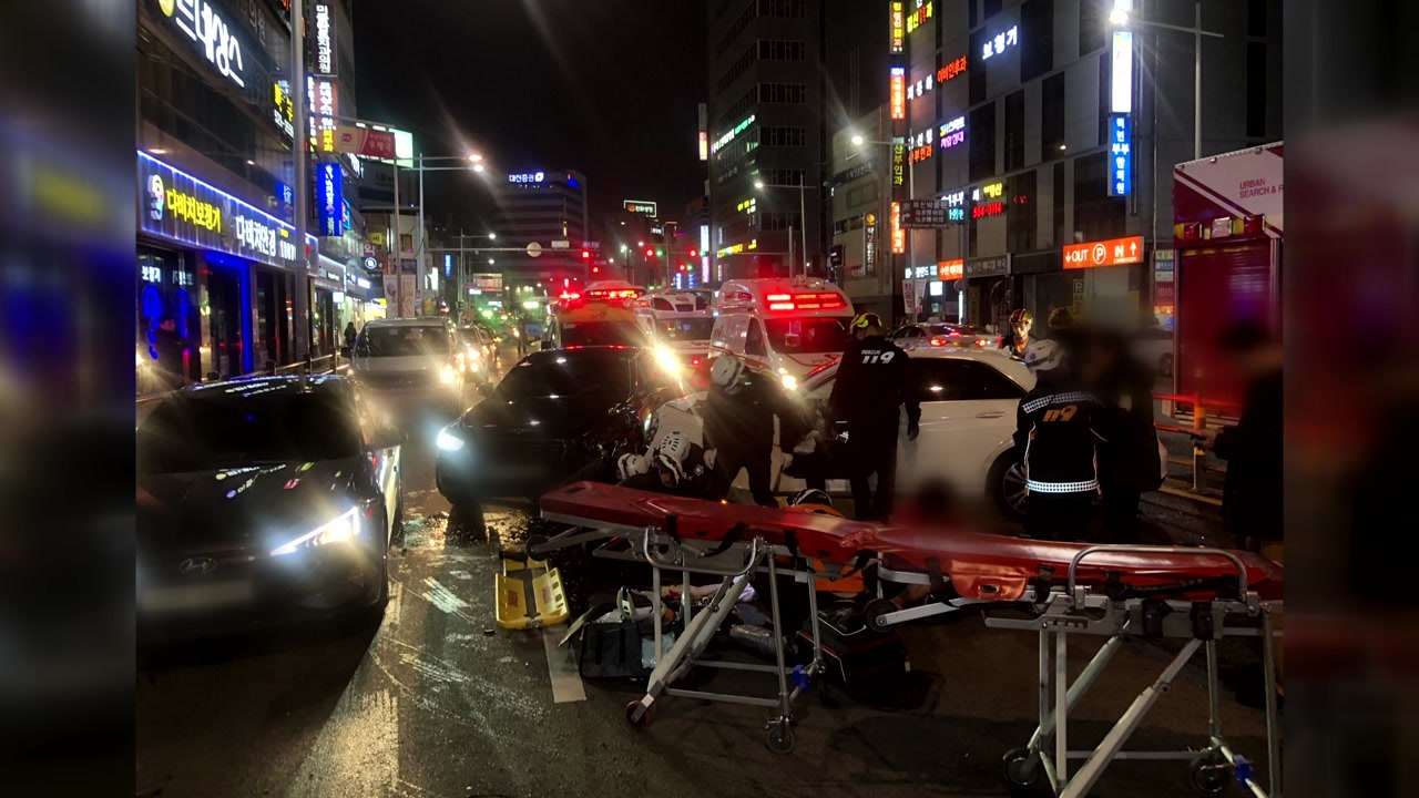 부산서 중앙선 넘어 마주오던 차량 충돌...2명 부상 / YTN