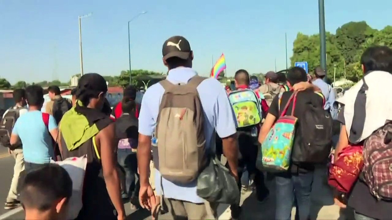 Cientos de migrantes centroamericanos ingresan a México desde Guatemala