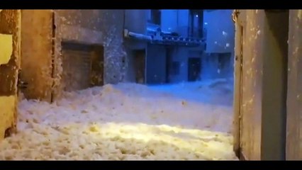 Tempête Gloria : sur la côte est espagnole, des vagues déferlent dans les rues
