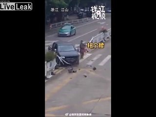 Cet homme est le plus chanceux du monde : la voiture l'évite !