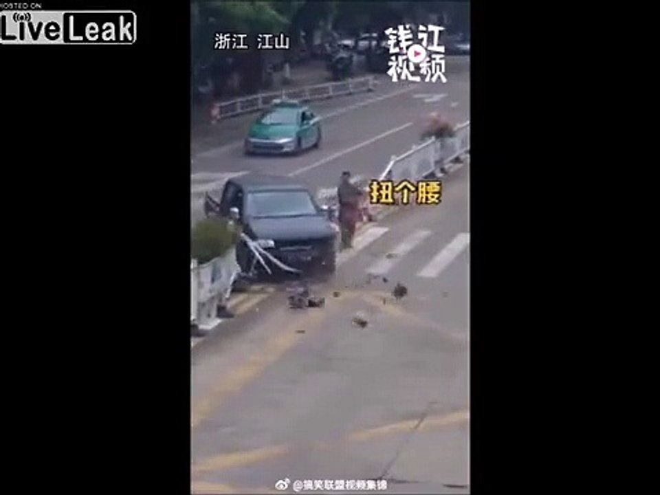 Cet homme est le plus chanceux du monde : la voiture l'évite !