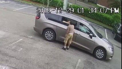 Regardez cet homme : il vole la chaîne en or d'un autre qu'il embrasse !