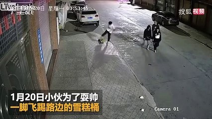 Plot en ciment : il donne un coup de pied sans savoir ! Douleur...