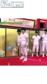 Jeu TV chinois : course à pieds autour de bananes !