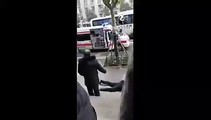 Dünyayı ayağa kaldıran görüntü! Virüse yakalanan adam yere yığıldı