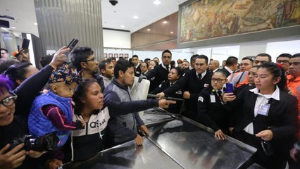 Tải video: Padres de niños con cáncer se enfrentan con policías en AICM