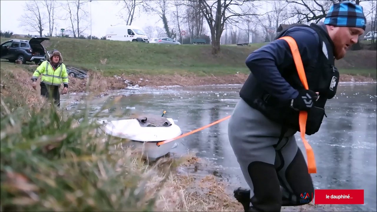 Un pêcheur d’Ayze en Haute-Savoie tente de sauver un cygne blessé et prisonnier de la glace