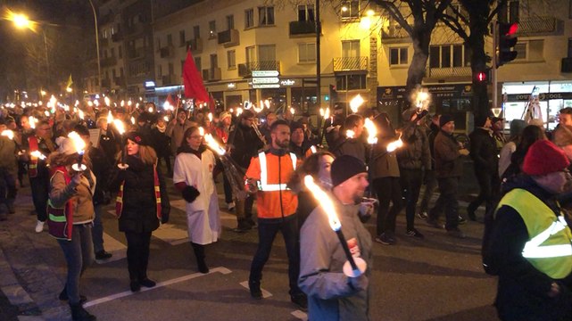 Contre la réforme des retraite, une marche aux flambeaux