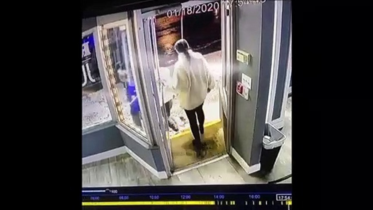 Ces 3 filles vont regretter d'être sorti par temps de pluie