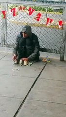 Surnommé "Rat-Man" il fait des spectacles de rue avec ses rats et c'est incroyable