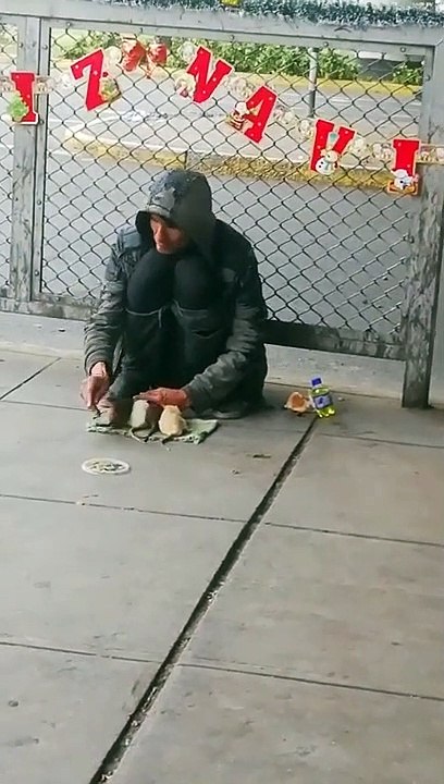 Surnommé "Rat-Man" il fait des spectacles de rue avec ses rats et c'est incroyable