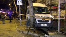 Kadıköy'de servis minibüsü kaldırıma çıkıp ağaca çarptı