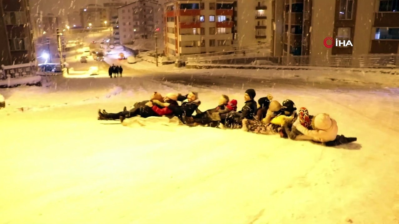 Kar yağışını gören gençler otomobilin arkasında kayak yaptı... O anlar kamerada