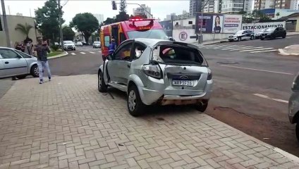 Carros se envolvem em grave colisão na Rua Antonina, no Centro