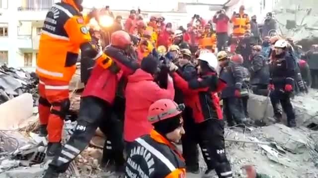 Elazığ'da deprem - Gezin Mahallesinde bir kişinin enkazdan çıkarılma anı