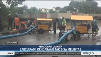 Masih Tergenang, Petugas Masih Lakukan Penyedotan Air di Underpass Kemayoran