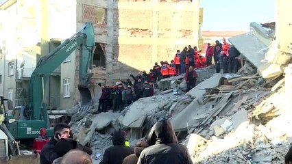Mustafa Paşa Mahallesi'nde enkaz altından 14 saat sonra bir kişi daha sağ çıkarıldı