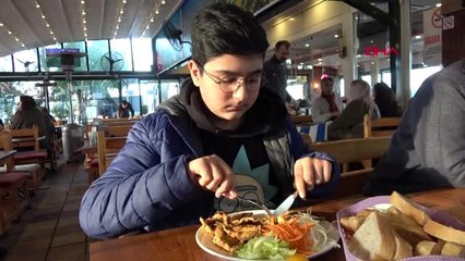 Takdir ve teşekkürü ile gelen öğrenciye hamsi ikramı